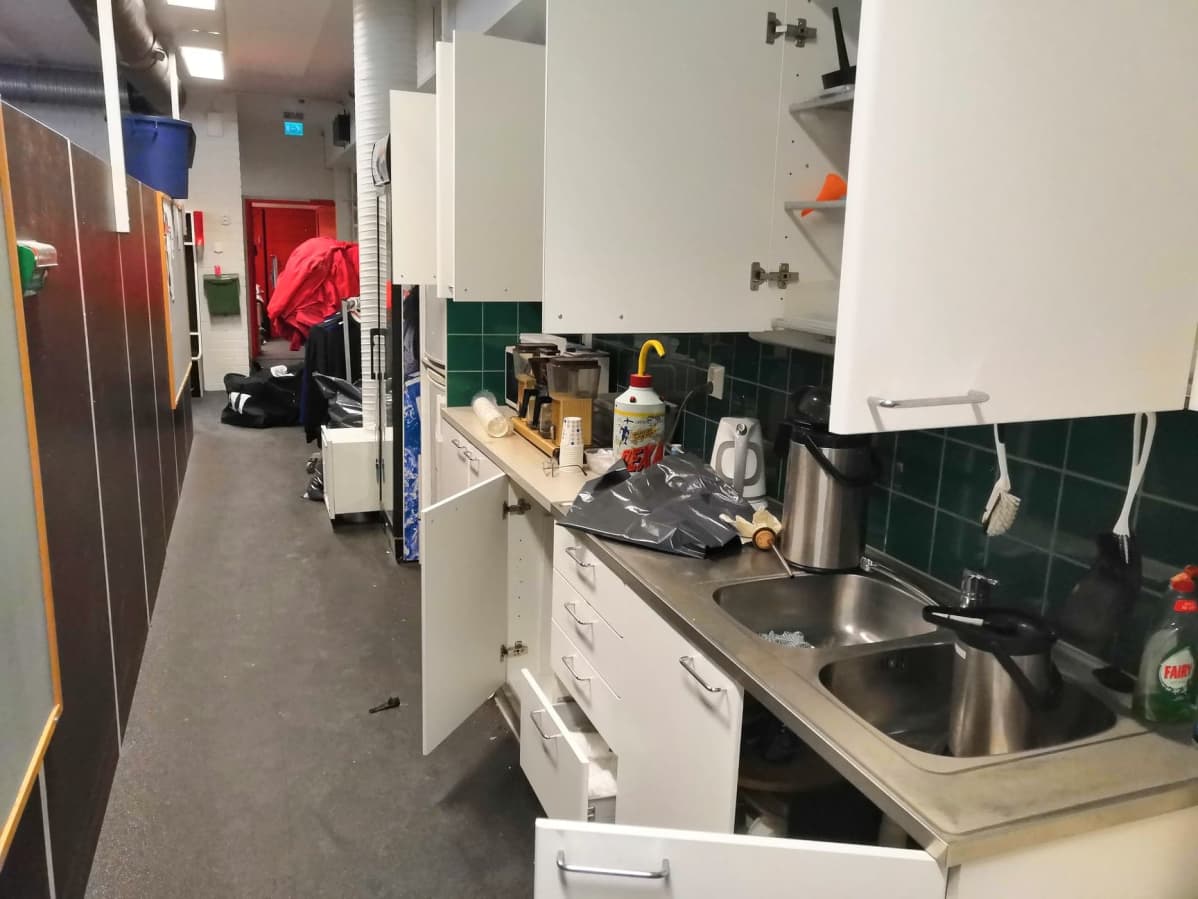 Tunkeilijat olivat penkoneet Hokin pukukopin ylösalaisin.