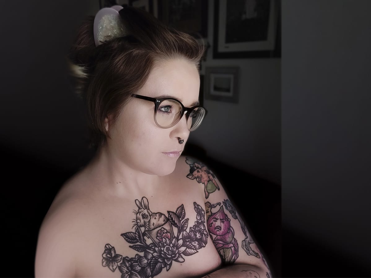 Anna Giss istuu ilman liivejä.
