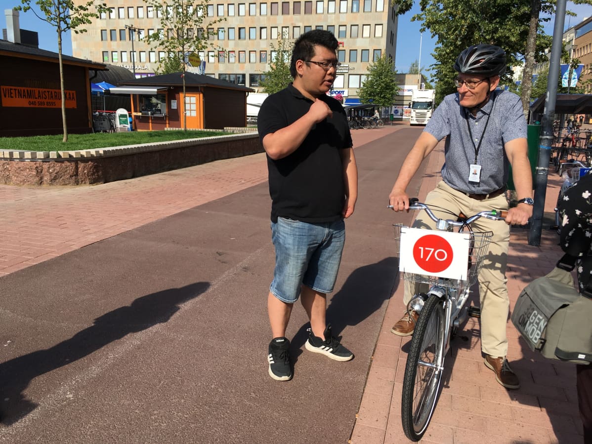 Yu Guo Easybikelta ja Ari Varonen Joensuun kaupungilta.
