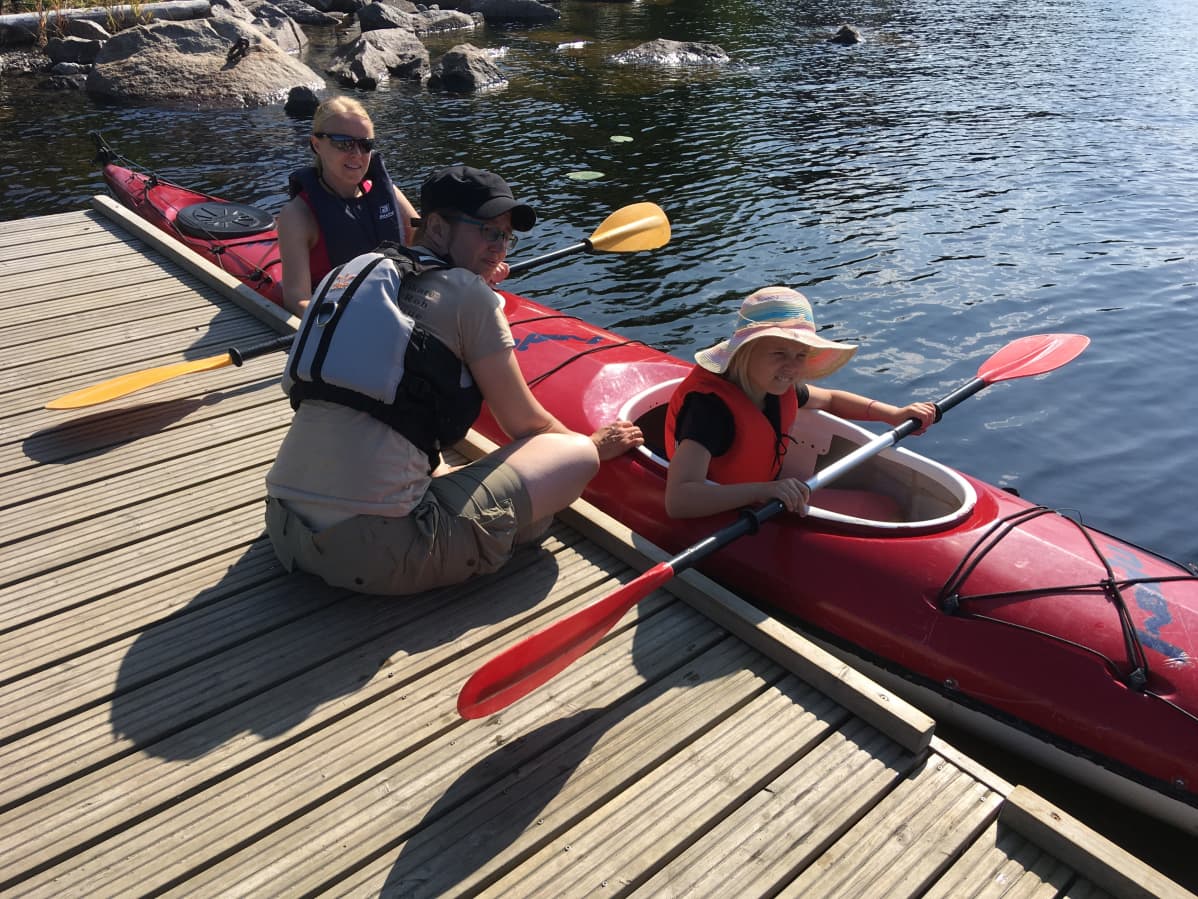 Saimaa Holiday Oravin melontaopastusta jyväskyläläiselle Paalasen perheelle