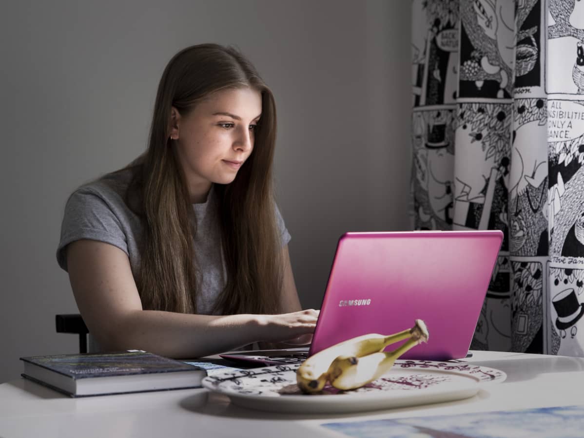 Janina Henttonen opiskelee tietokoneella