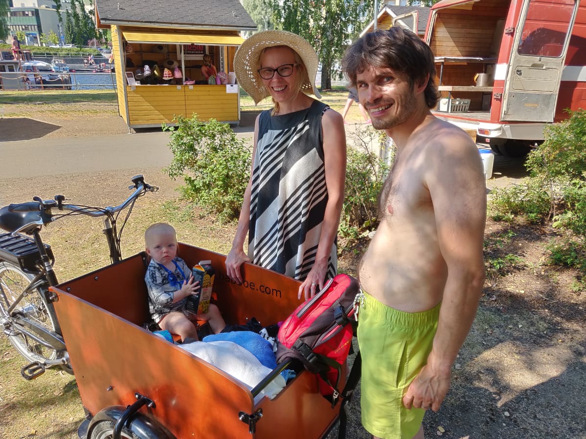 Perhe liikkeella Saunapäivässä