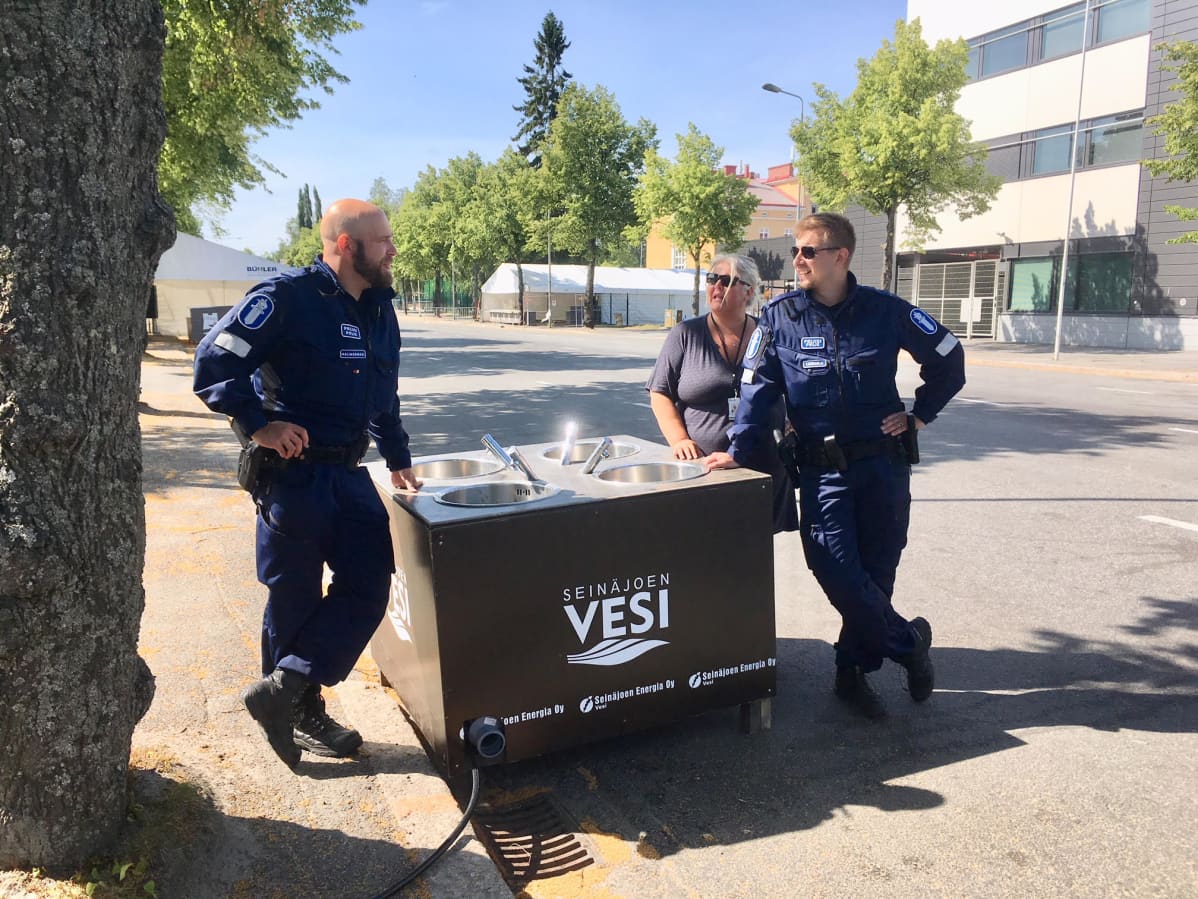 Vanhemmat konstaapelit Harri Halmesmäki (vas.) ja Pyry Luomala sekä Seinäjoen sosiaali- ja kriisipäivystyksen johtaja Marjaana Rajasaari-Lahti Solar Soundin tapahtuma-alueella.