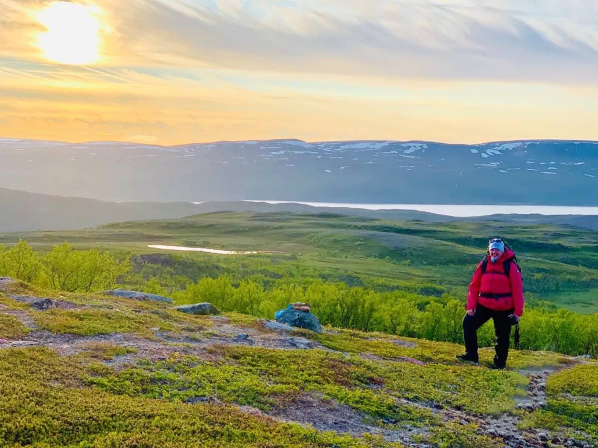 Aurora Holidays doaimmajođiheaddji Tiina Salonen vánddardeamen duoddaris. Salonen jođiha Aurora Holidays -fitnodaga ovttas guimmiinis, Mika Länsmanin.