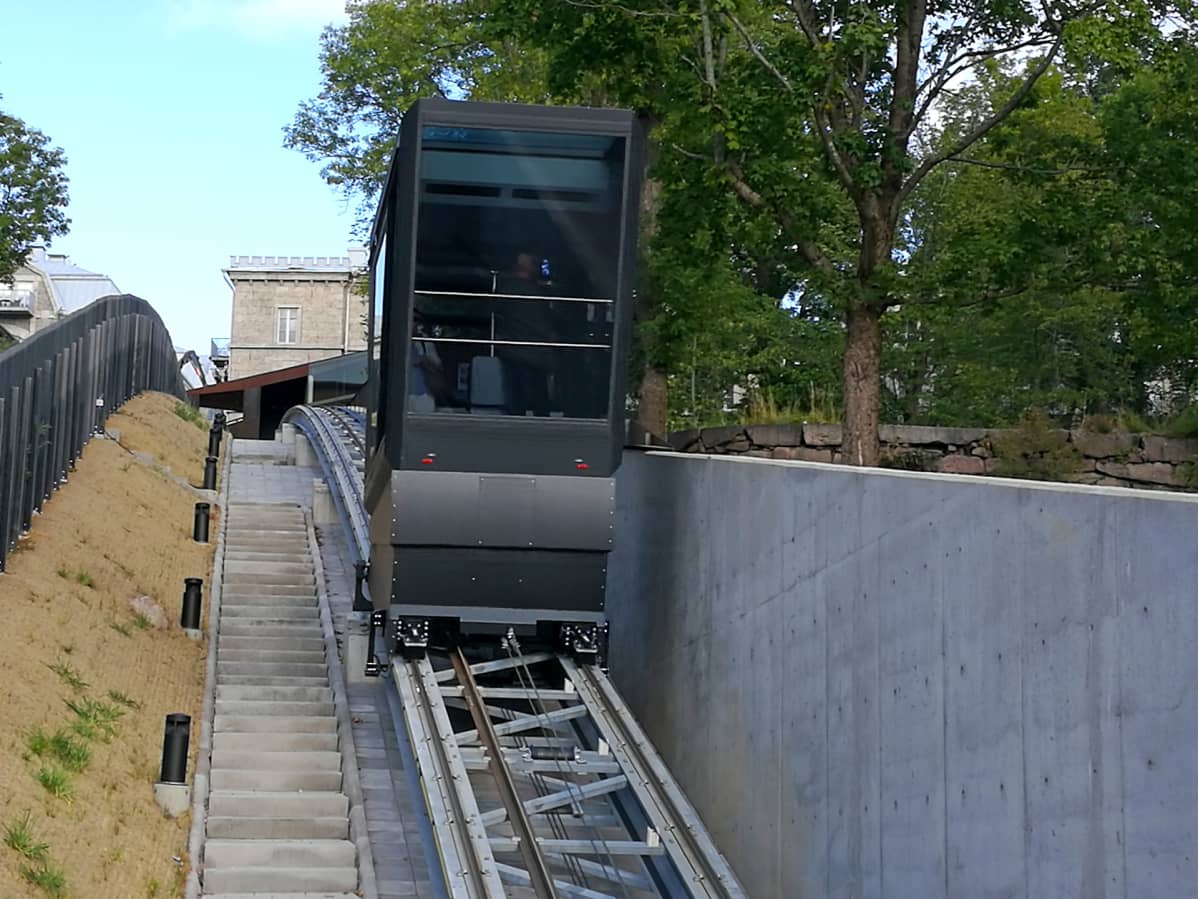 Funikulaari radallaan.