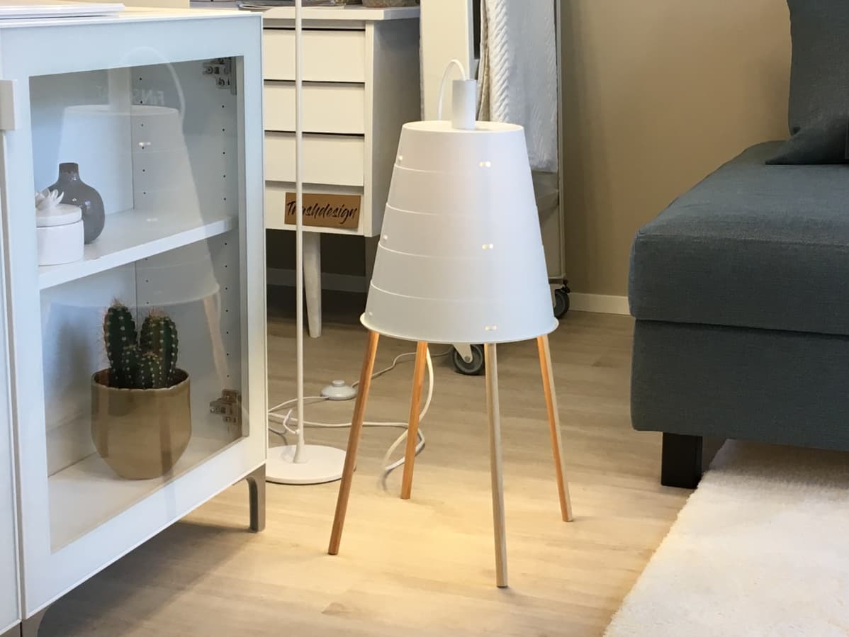 Satu Reitkarin trash design -tyyppinen valaisin, joka on muokattu vanhasta roskakorista Kouvolan Asuntomessuilla 2019.