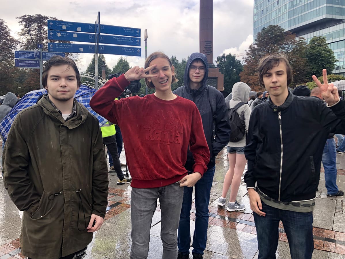 Moskovalaisnuoria, vasemmalla Albert Lysyi, toinen vasemmalta Artjom ja oikealla Arseni Naidjonov.