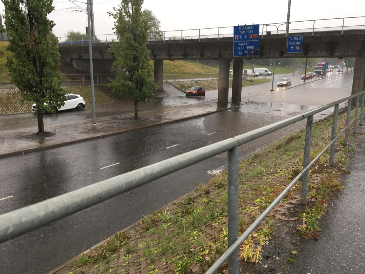 Luvianpuistokadun alikulussa tulvii.