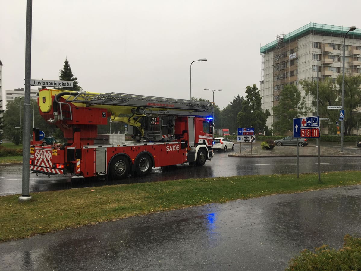 Luvianpuistokadulla tulvii