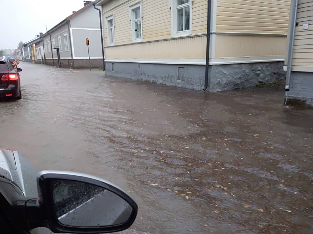 Vesi nousi korkealle Porin Maantiekadulla