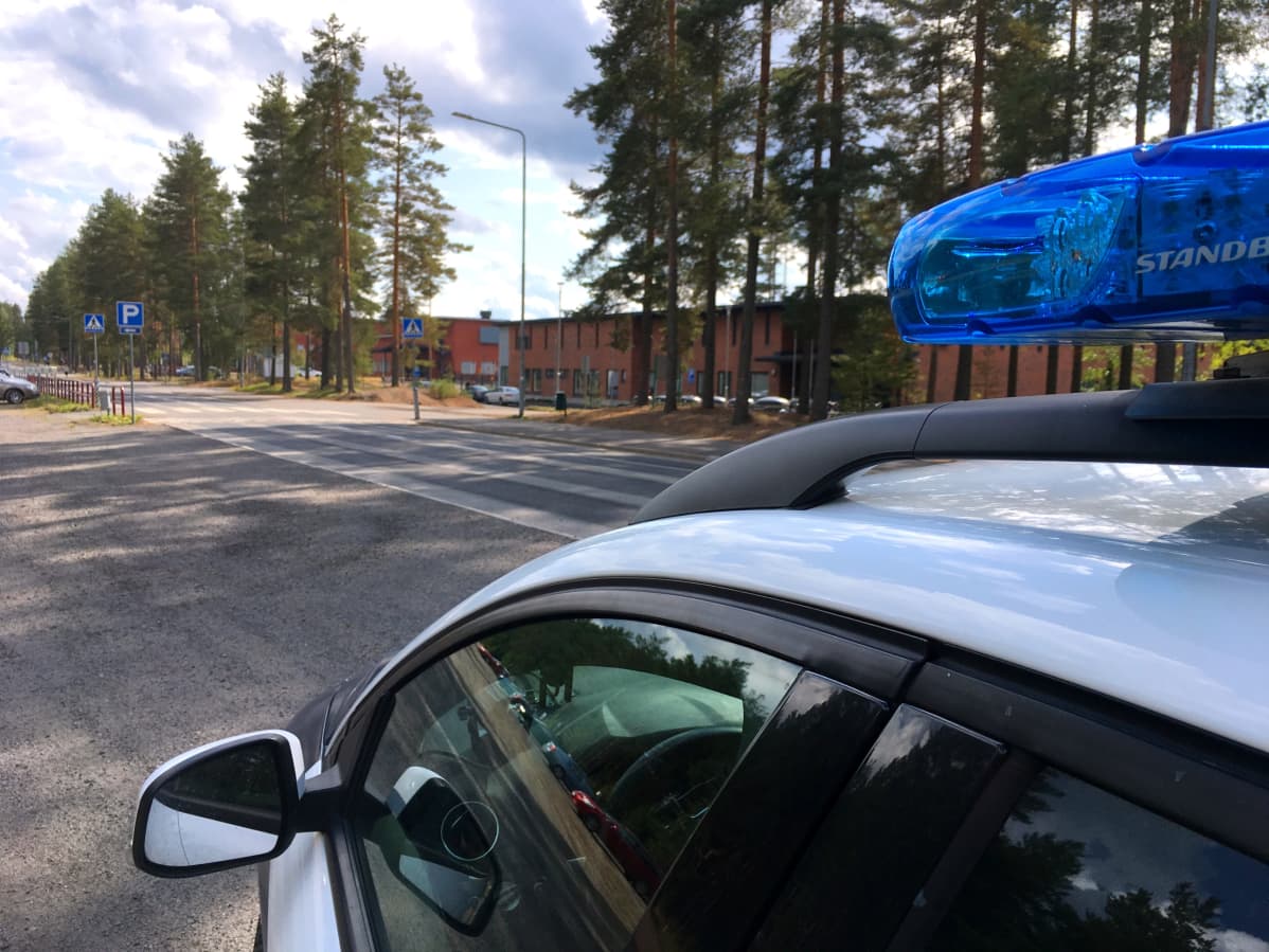 Poliisiauto ja Kalevankankaan koulu