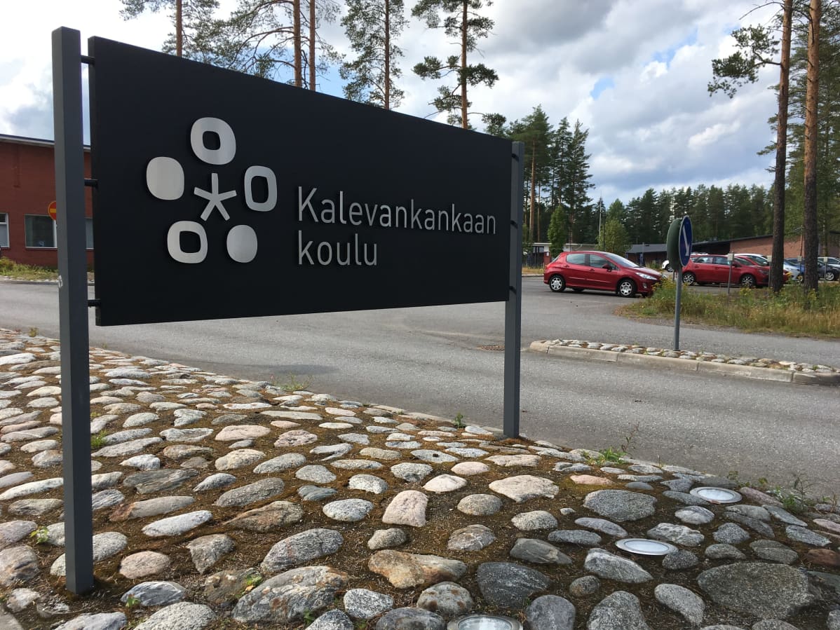 Kalevankankaan koulun kyltti