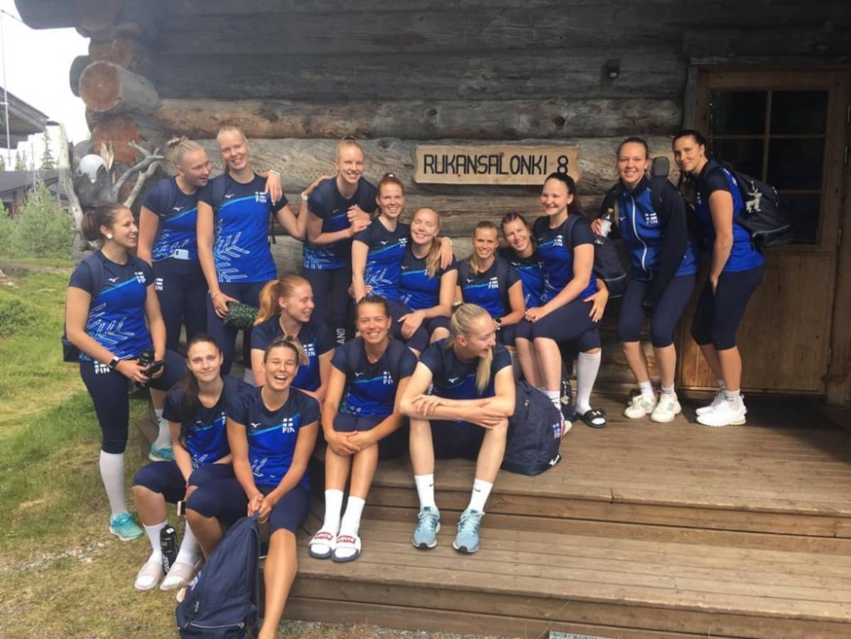 Suomen lentopallonaiset yhteiskuvassa