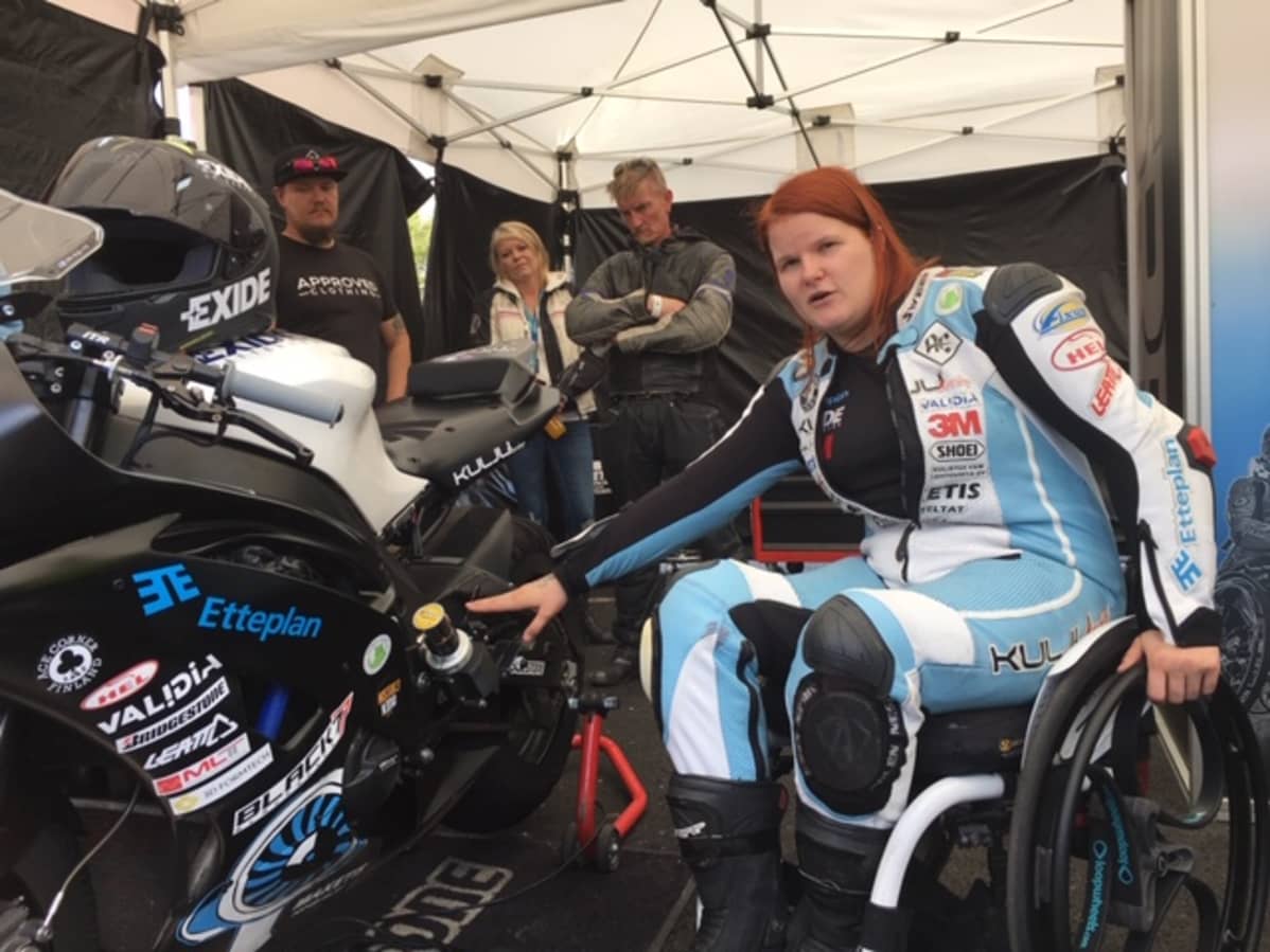 Ratamoottoripyöräilijä Ulla Kulju Kymi Ringin Moto GP-testiajoissa elokuussa 2019.