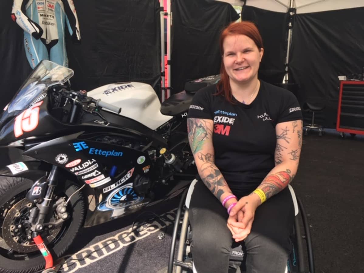 Ratamoottoripyöräilijä Ulla Kulju Kymi Ringin Moto GP-testiajoissa elokuussa 2019.