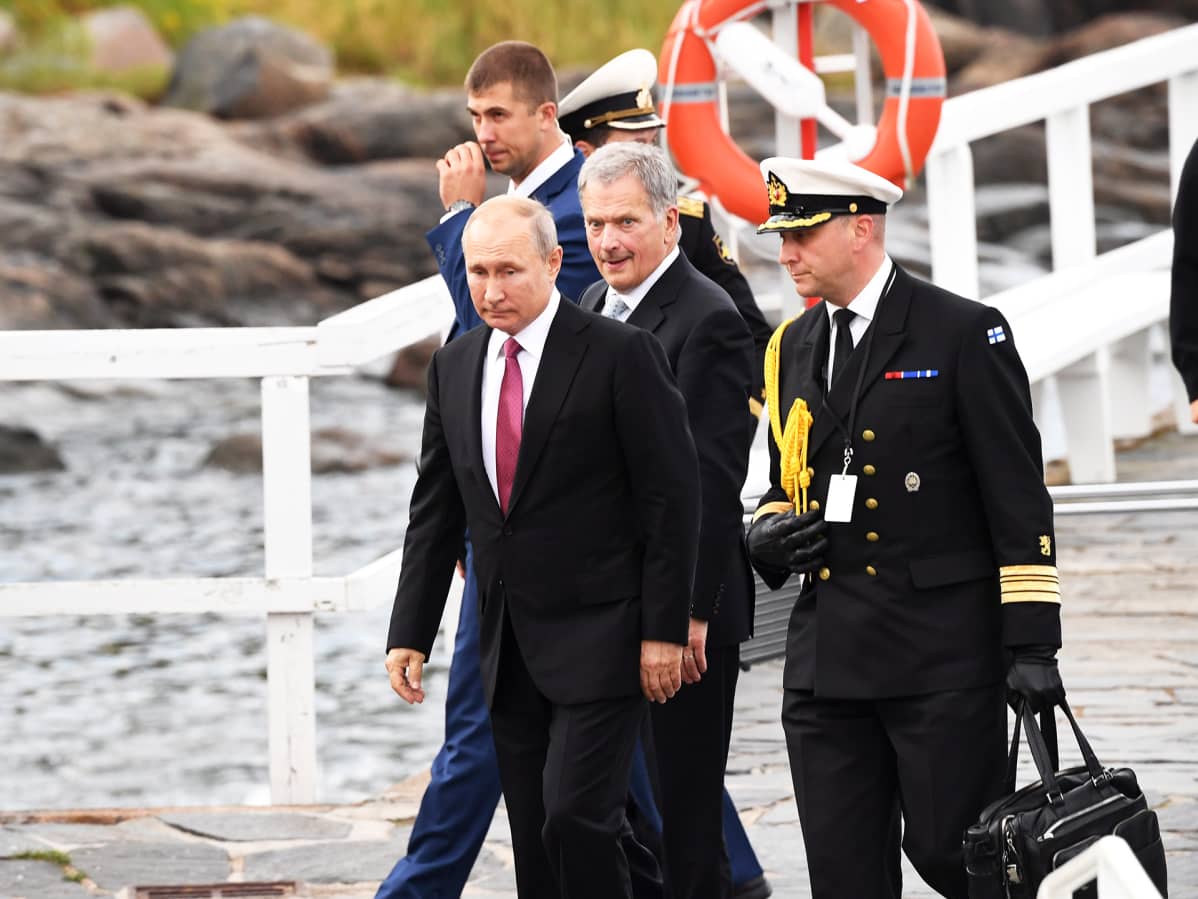 Presidentit saapumassa Suomenlinnnaan.