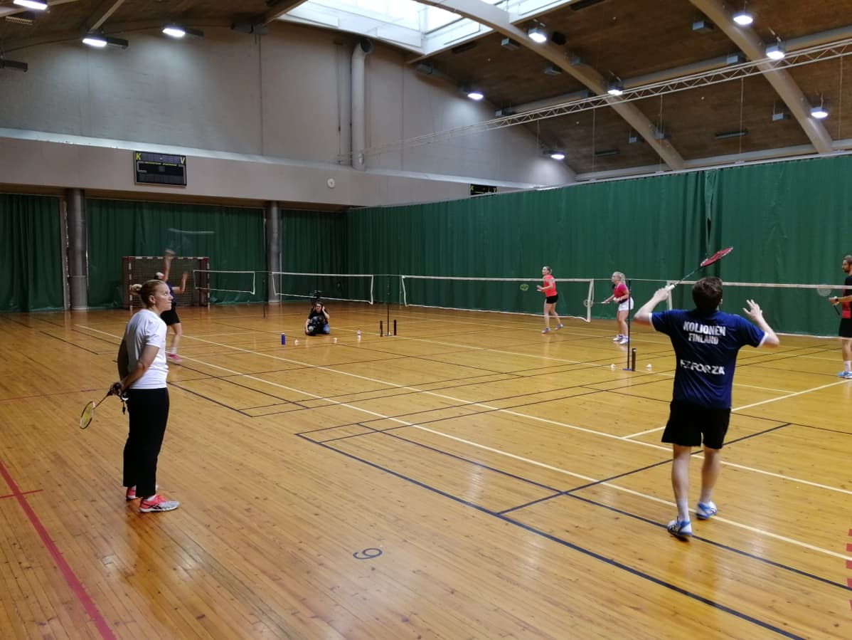 Anu Nieminen valvoo Kalle Koljosen suorituksia Ruskeasuolla elokuussa 2019.