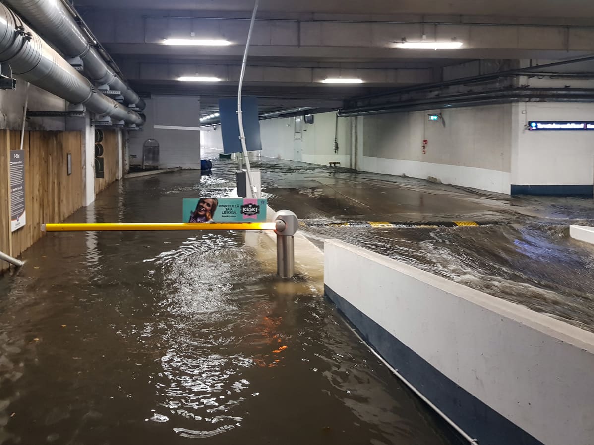 Rautatieaseman alla tulvi 23. elokuuta.