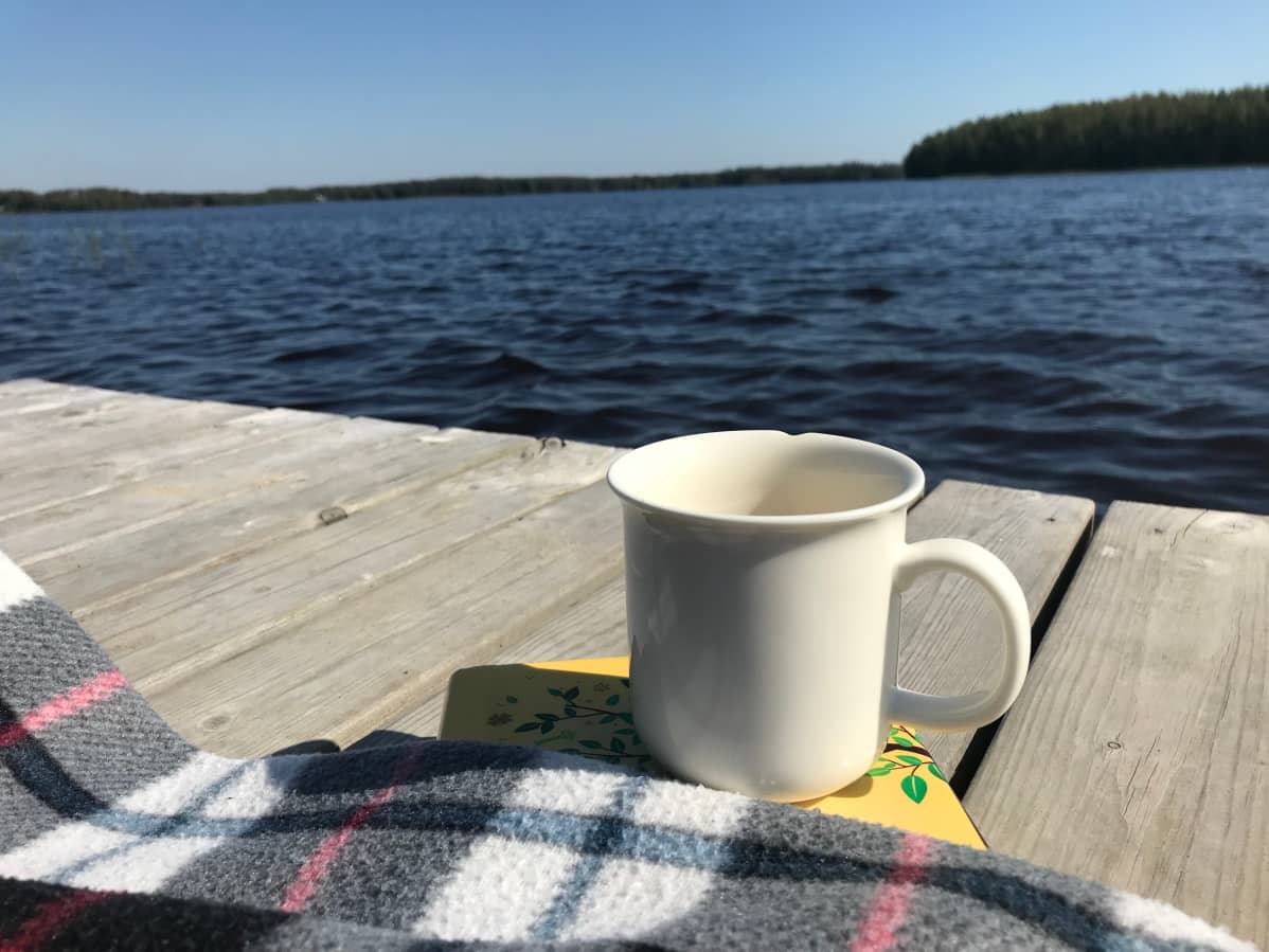 Lomalla voi hyvällä omalla tunnolla olla tekemättä mitään. "Jatkuva reissaaminen, paikasta toiseen meneminen, kyläilyt, huvipuistot ja sen kaltainen tekeminen voivat tuntua hauskalta mutta olla palauttavaa vain psykologisesti", Kaisa Jaakkola sanoo.
