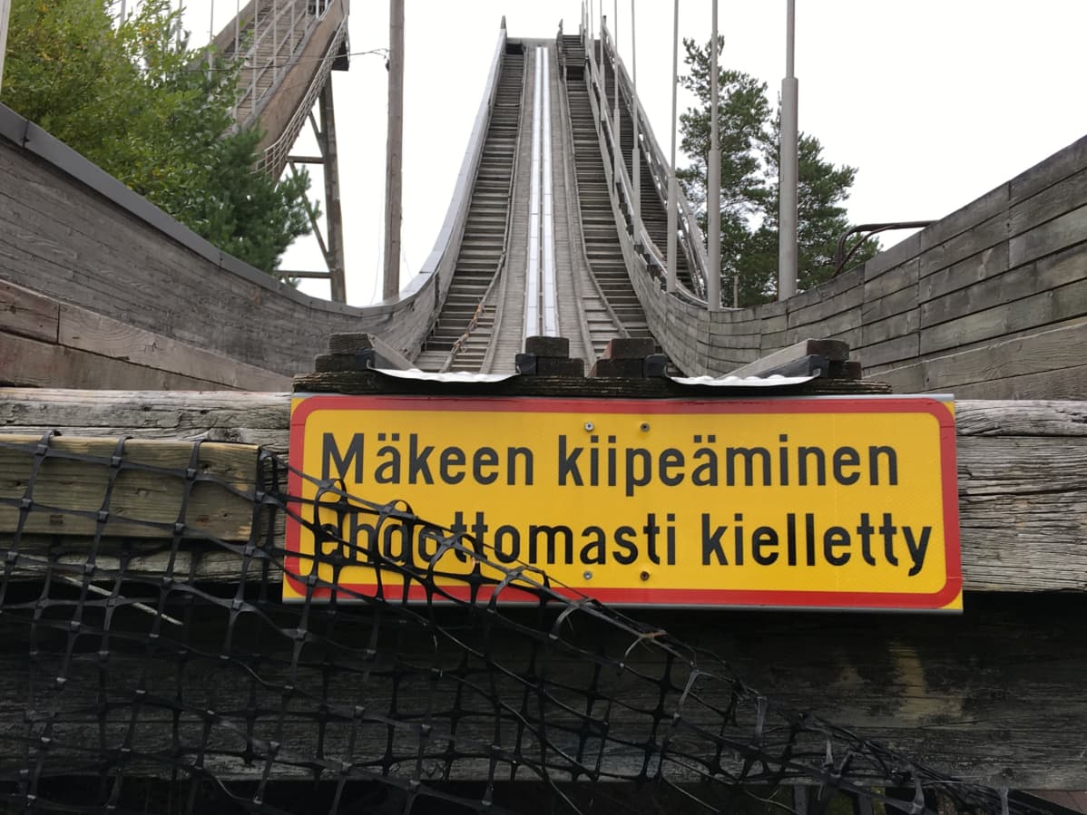 Kieltokyltti Palomäen hyppyrimäessä