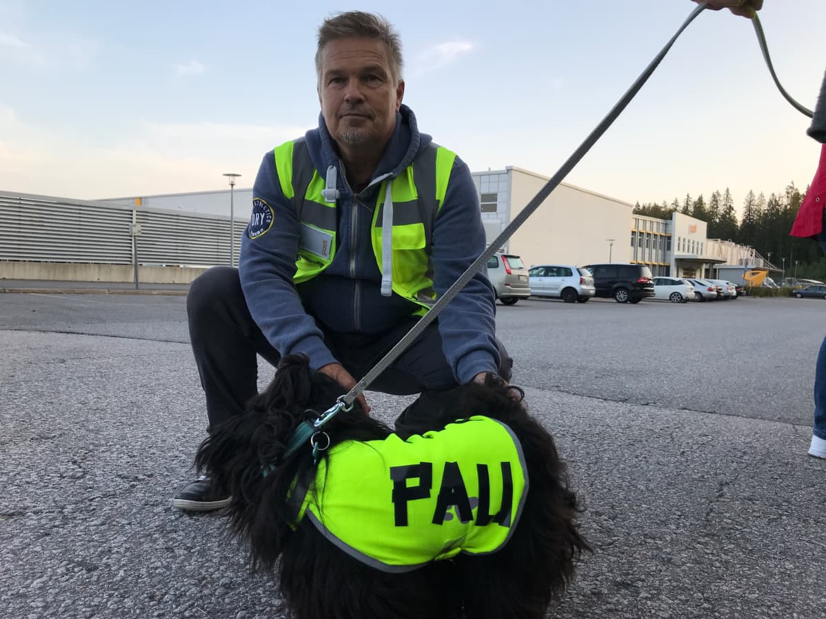 Lakkovahdit olivat paikalla maanantaiaamuna Tampereen Multisillan lajittelukeskuksen edessä.