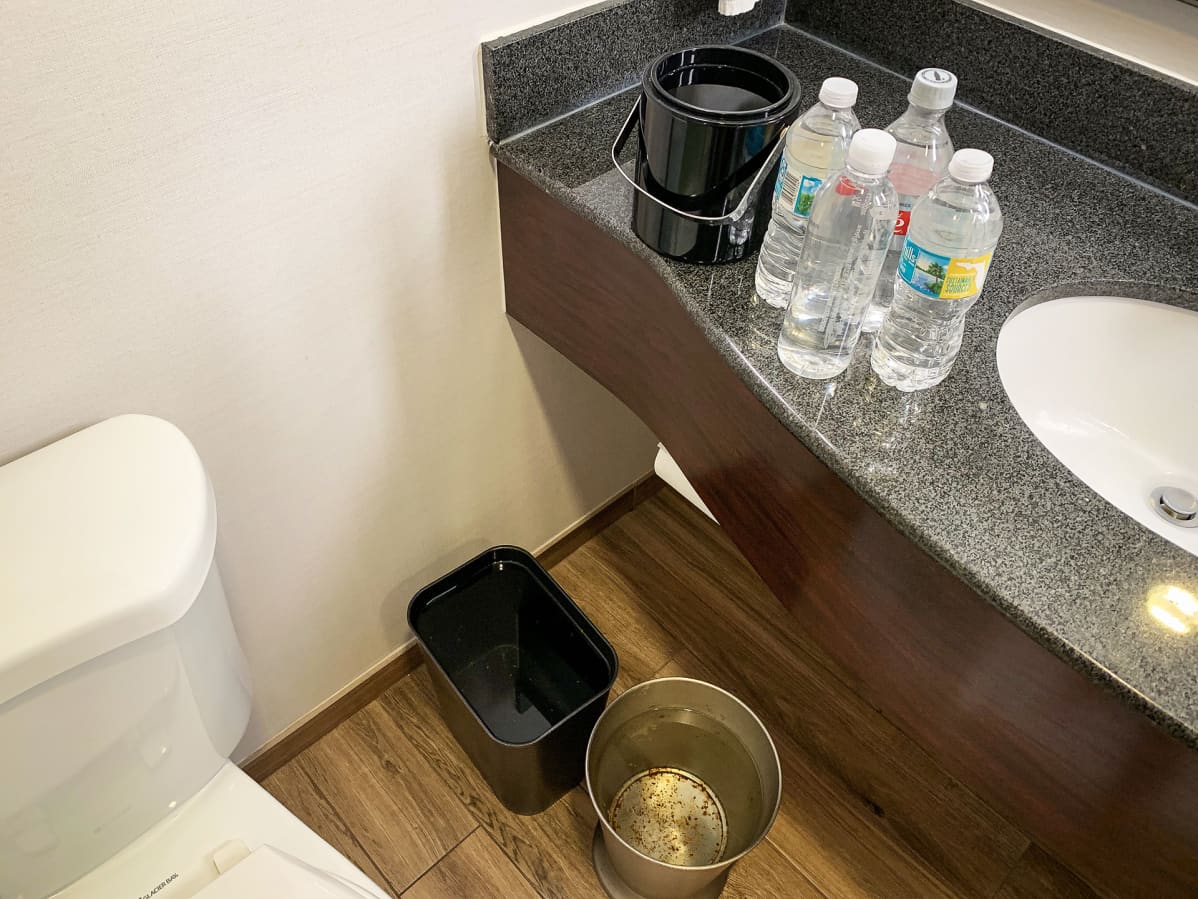 Sähkökatko veisi myös juoksevan veden, siksi täytimme hotellihuoneen roskikset vedellä
wc:n huuhtelua varten.