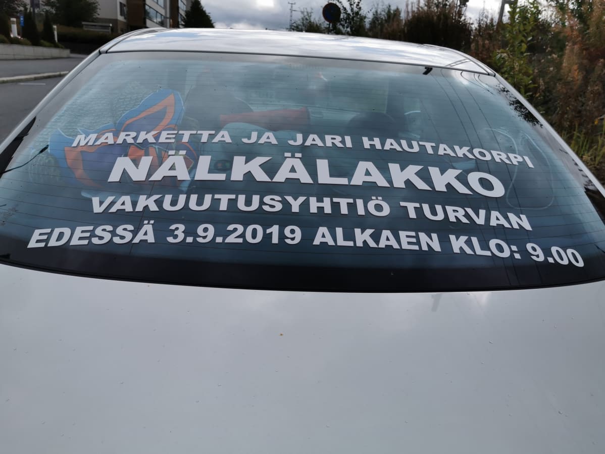 Hautakorvet kertovat nälkälakosta autonsa teippauksissa.