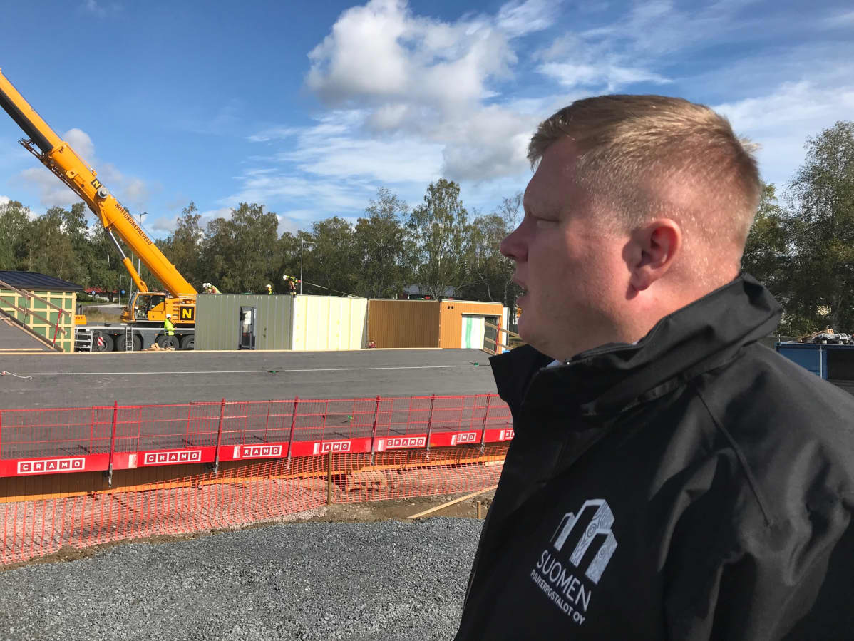 Toimitusjohtaja Teppo Laurila, Suomen Puukerrostalot oy:stä raknennustyömaalla Hämeenlinnan Visamäessä.