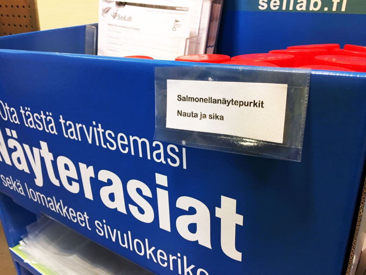 Salmonellanäytepurkkeja Seilabin laboratoriossa Seinäjoella.