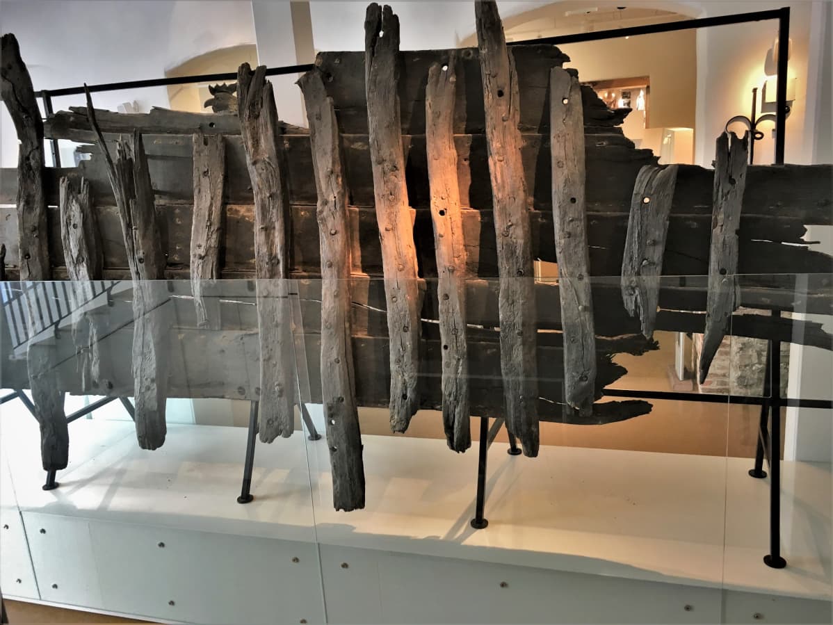 Pärnun museossa oleva vanhan laivan hylyn jäänteet.