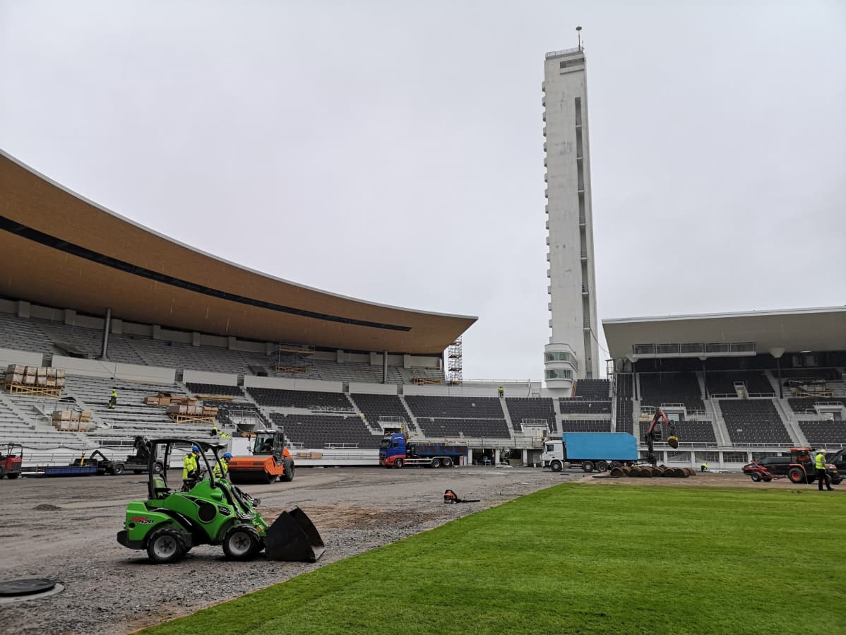 Olympiastadionilla asennetaan nurmikkoa. Yli puolet nurmikosta tehty.
