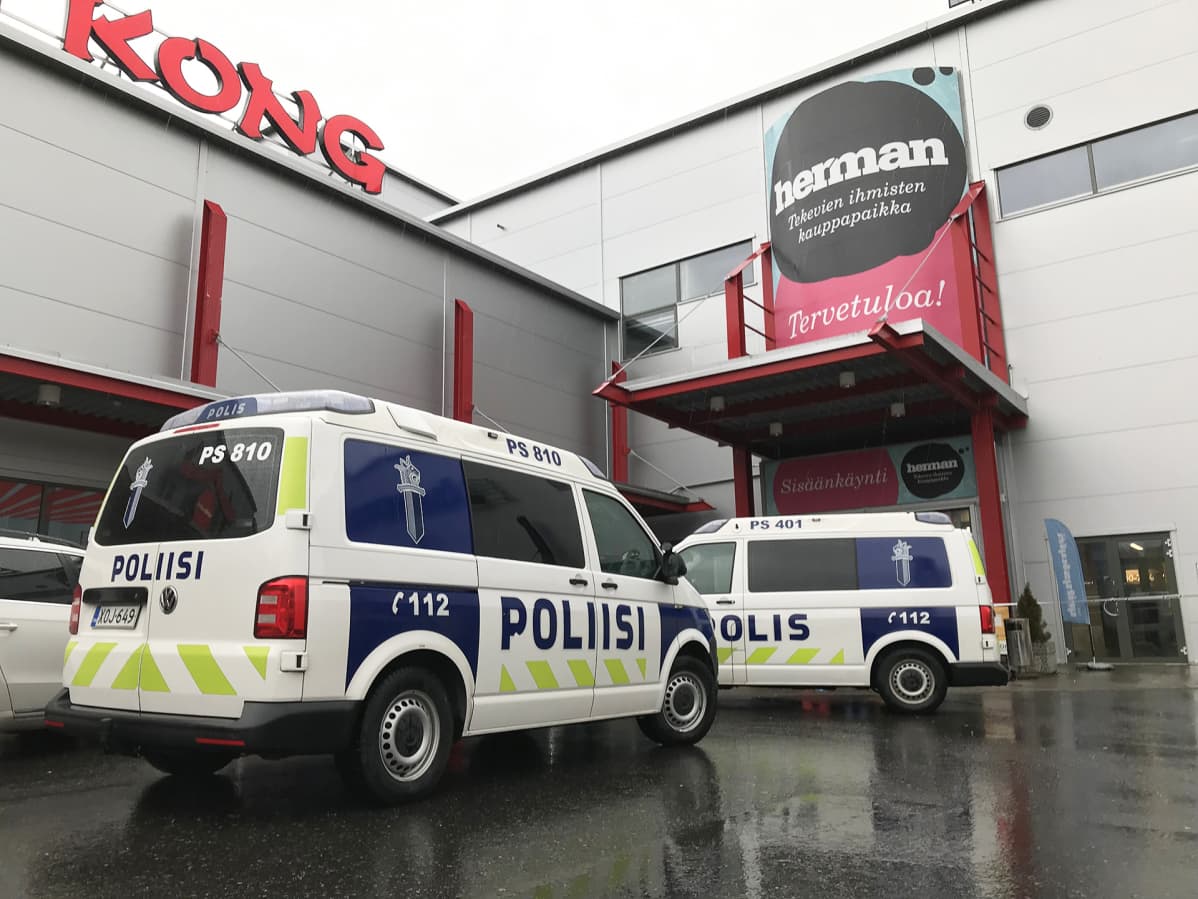 Poliisiautoja kauppakeksuksen edustalla.