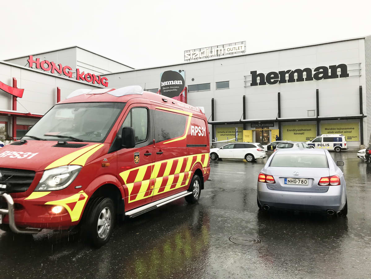Ambulanssi kauppakeksuksen edustalla.