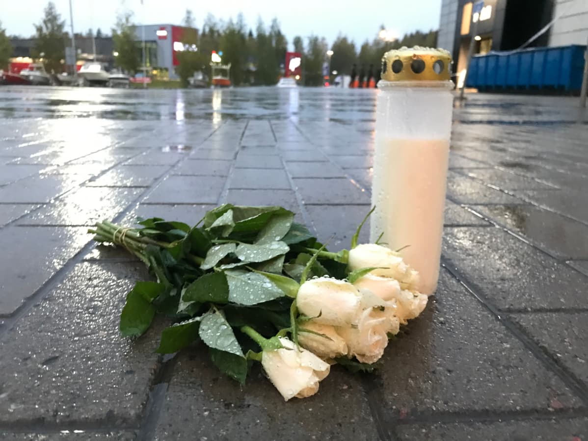 Kauppakeskus Hermanin pihaan tuotiin illalla kynttilä ja kimppu vaaleita ruusuja.