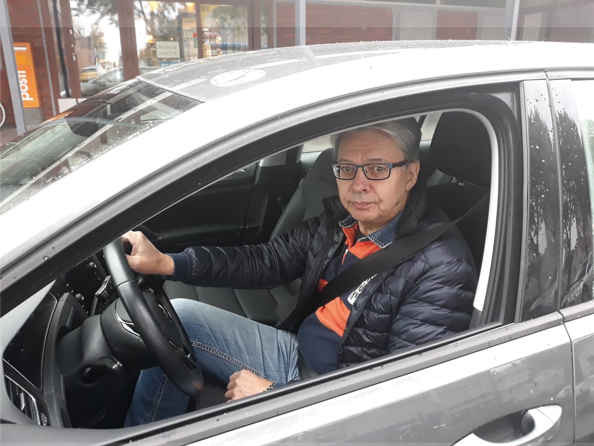 Liikenneopettaja Simo Harjupatana autossaan.