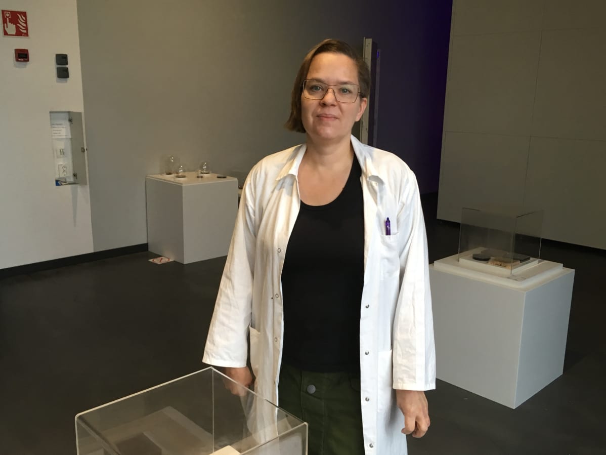 Visuaalinen taiteilija Johanna Rotko taidenäyttelyssään merikeskus Vellamossa Kotkassa.