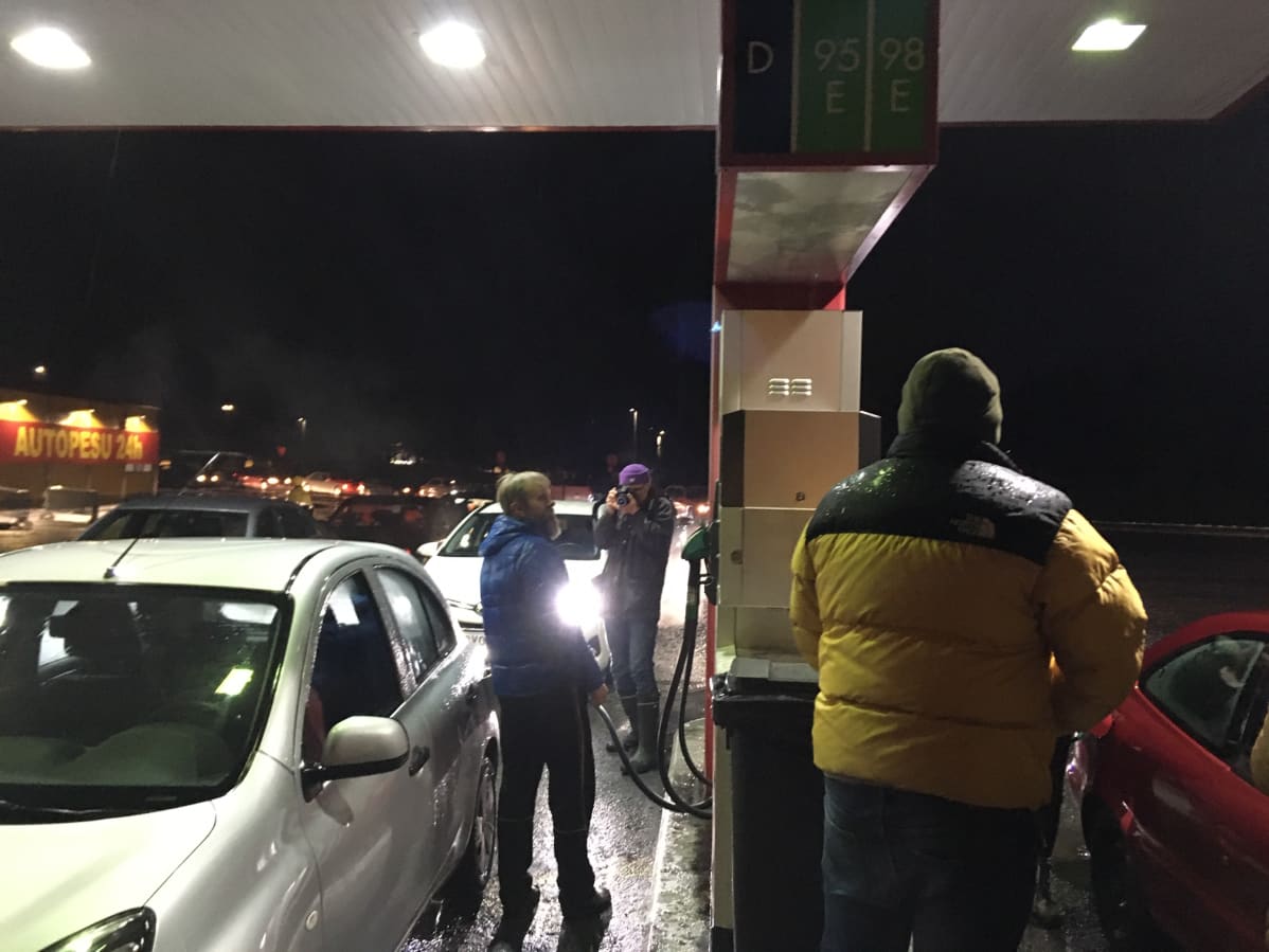 Veljekset Keskisen huoltoasemalle jonotettiin torstaina polttoaine-alen takia.