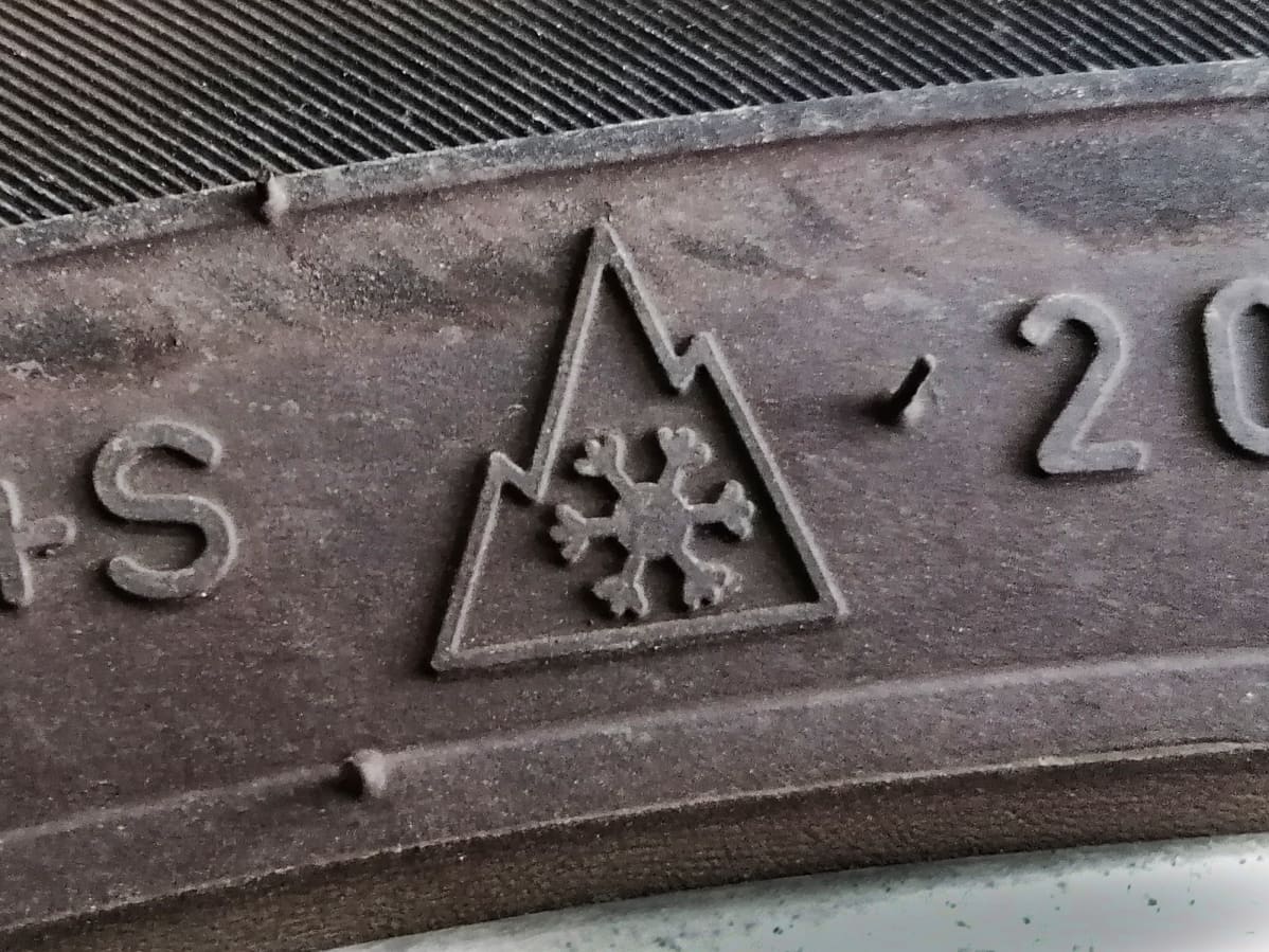 3PeakMountainSnowFlake -merkintä renkaassa.