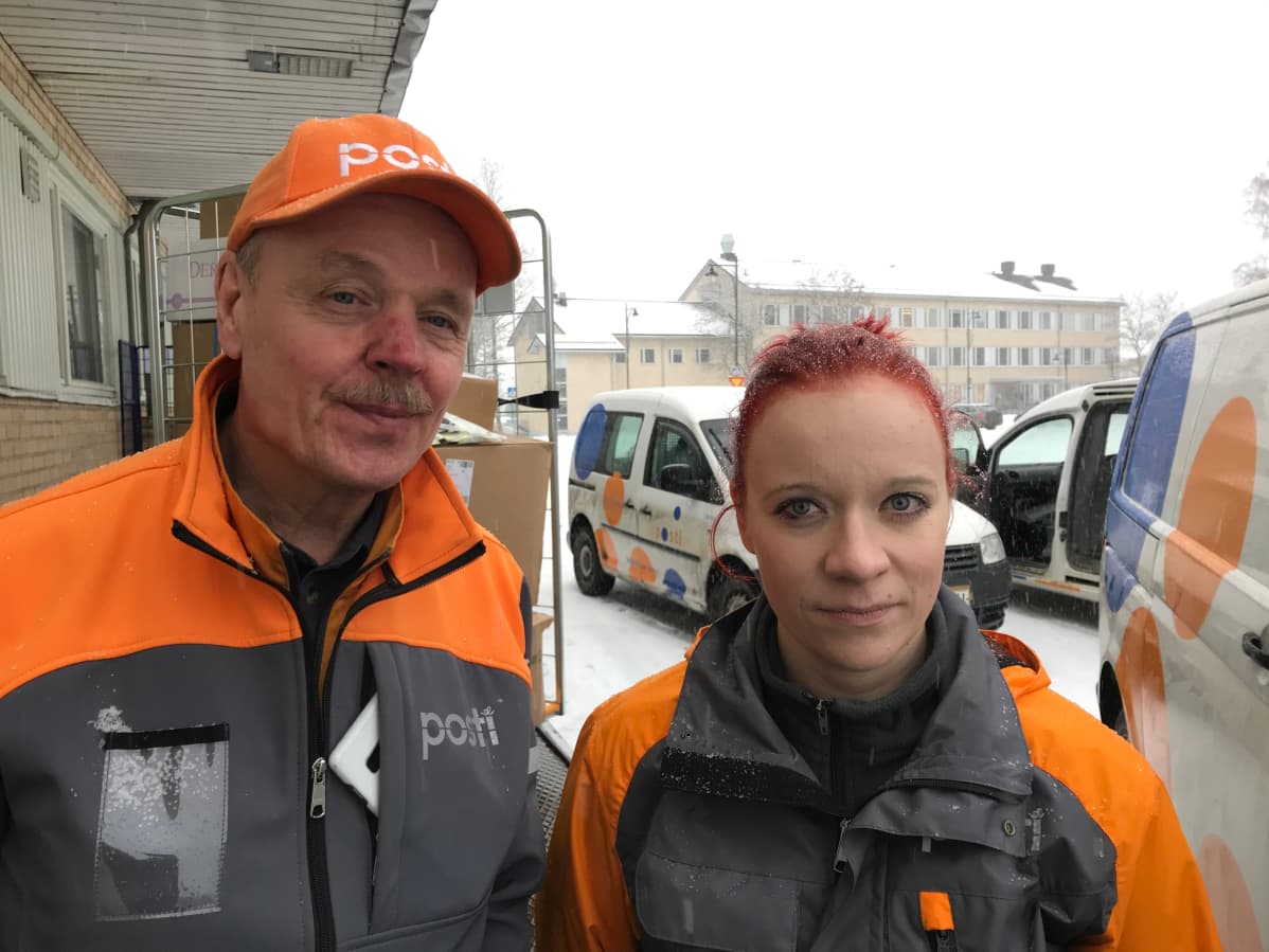 Postinjakajat Juha Heikkilä ja Anna Lipsanen lähdössä viemään paketteja.