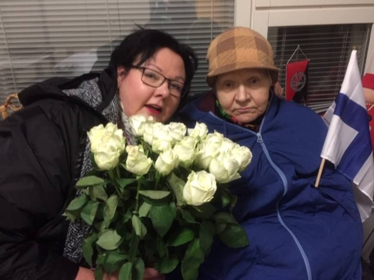 muistisairaan omainen Terhi Hede äitinsä kanssa