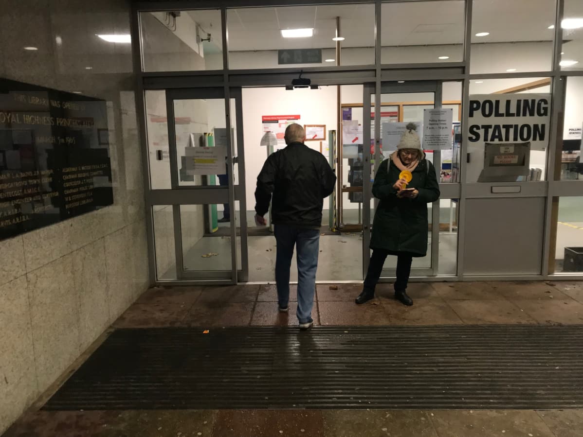 Äänestäjiä Hornseyn kirjaston äänestyspaikalla Lontoossa