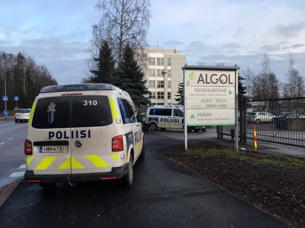 Poliisiautoja Espoon Karapellontiellä.