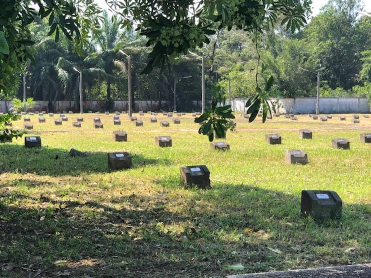 Tsunamin uhreille rakennettu hautausmaa Thaimaan Khao Lakissa.