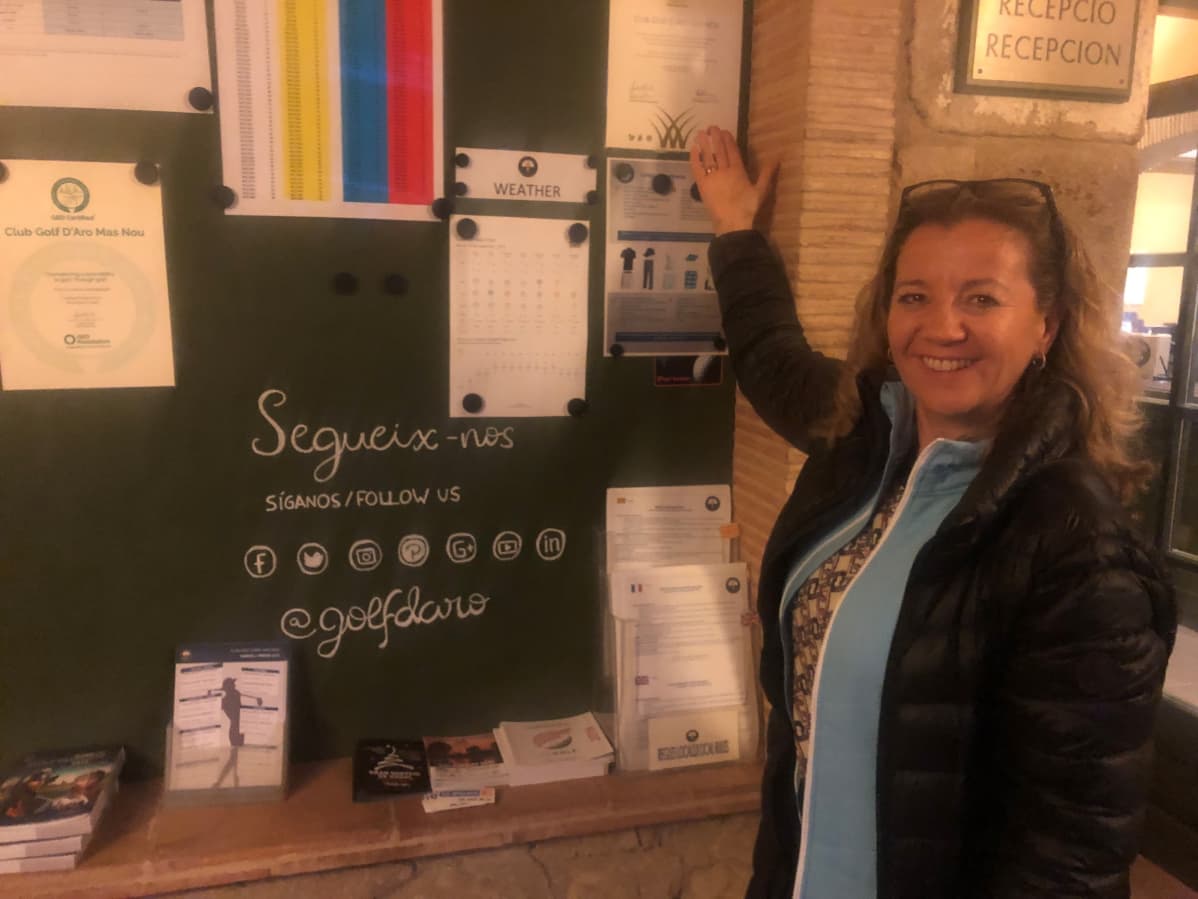 Golfkentän vastaanotto, ilmoitustaululla sertifikaatti.