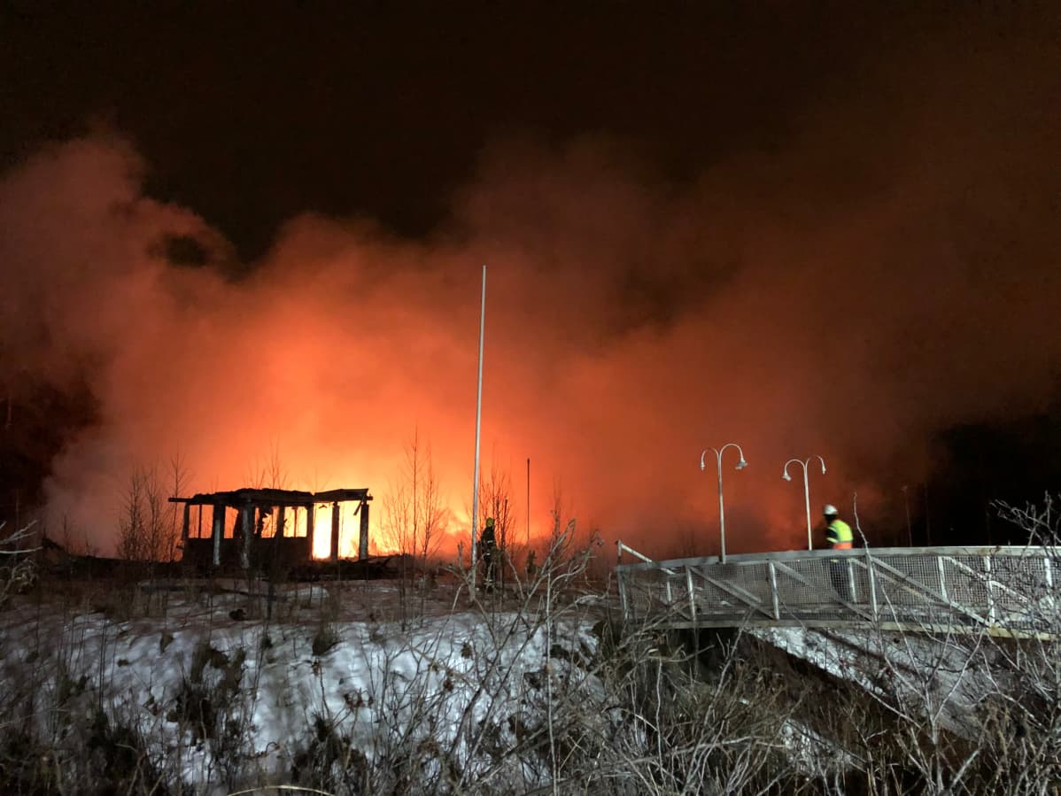 Punaiset liekit lyövät tanssilava Törmän palaessa Joensuussa.