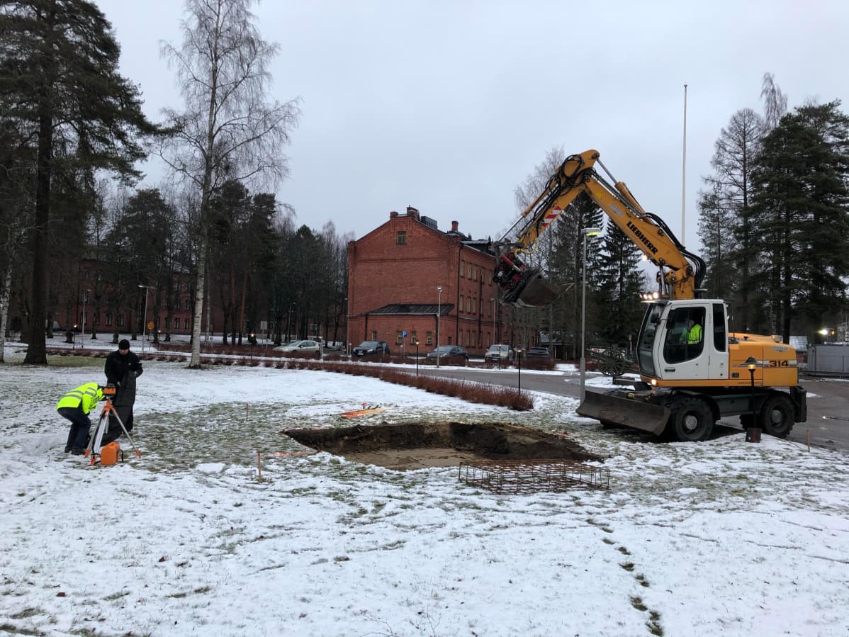 Patsaan korjaustyöt aloitettiin Hennalassa