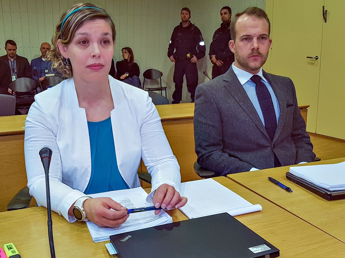Erikoissyyttäjä Anna-Riikka Ruuth ja Poliisihallituksen poliisiylitarkastaja Pekka-Matias Väisänen Itä-Uudenmaan käräjäoikeudessa 8. tammikuuta.