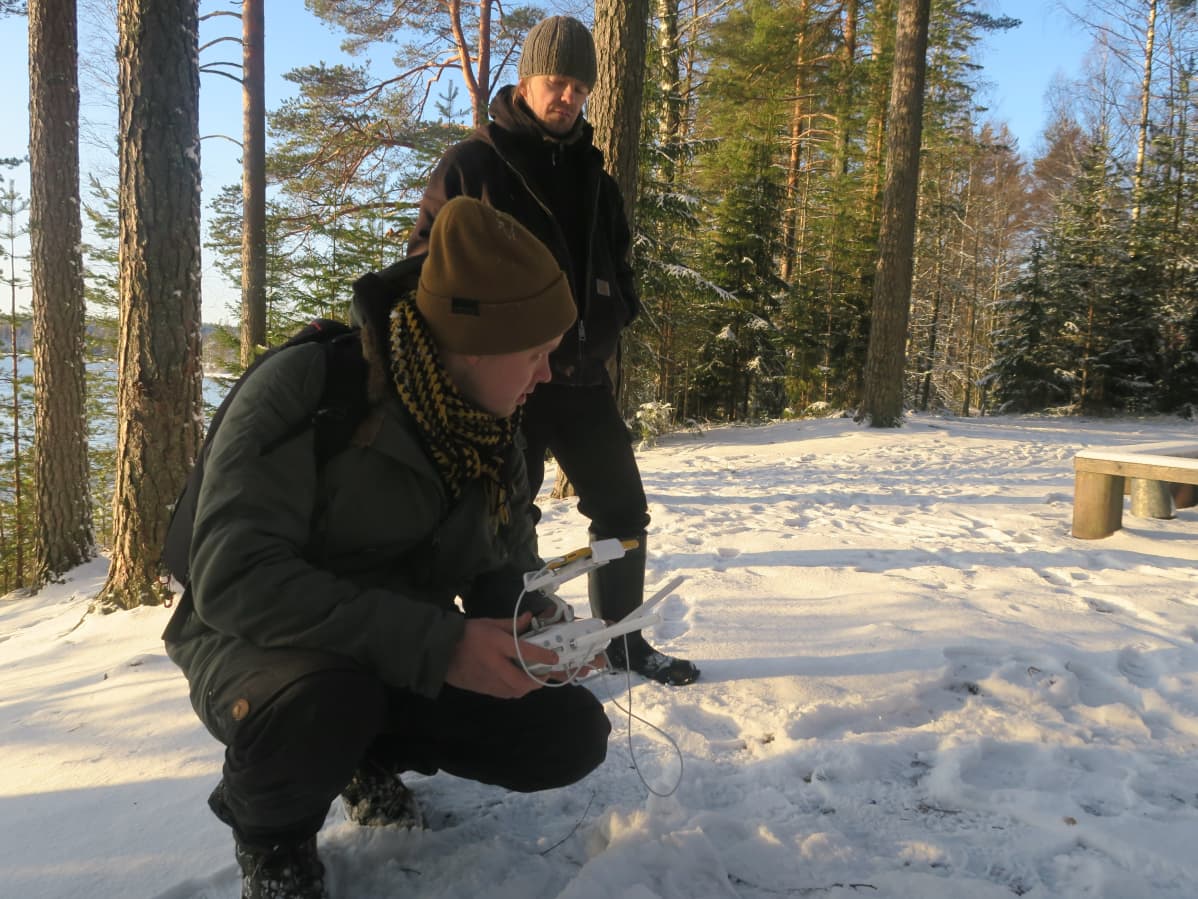 Greenpeacen digivastaava Jani Sipilä ja metsäasiantuntija Matti Liimatainen