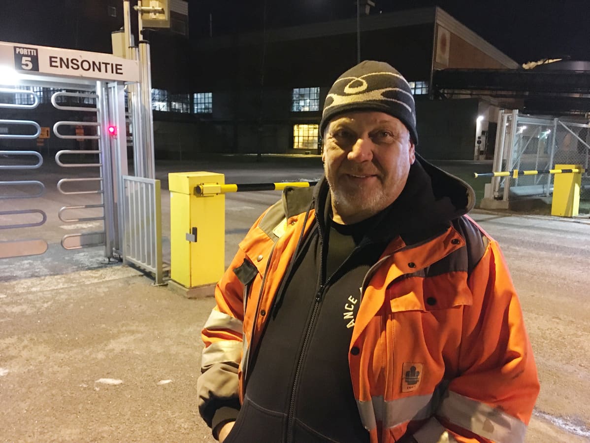 Jari Punakivi Anjalan tehtaan portilla.
