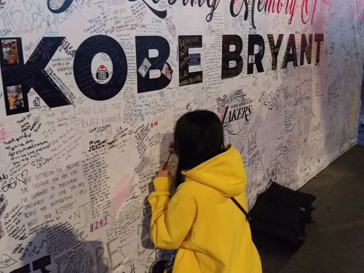 Fanit kirjoittivat edesmenneelle NBA-legendalle terveisensä.